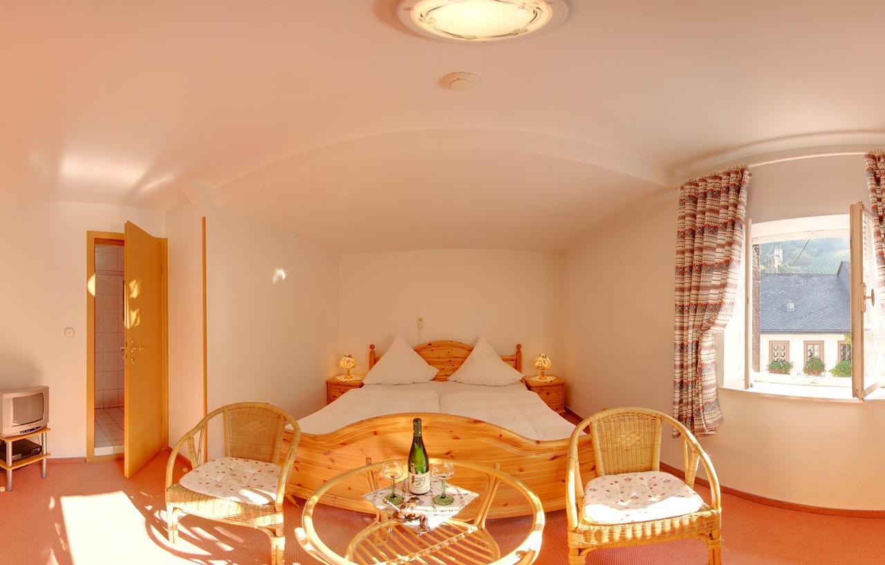 Hotel Weingut Schuetzen Senheim Bagian luar foto
